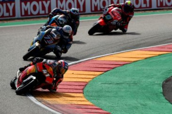 Brad Binder gana con solvencia en Motorland y Alex Márquez aumenta su ventaja en Moto2