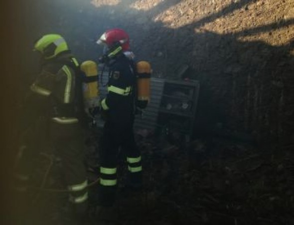 Los bomberos de la DPT extinguen un incendio en un pajar de Calamocha