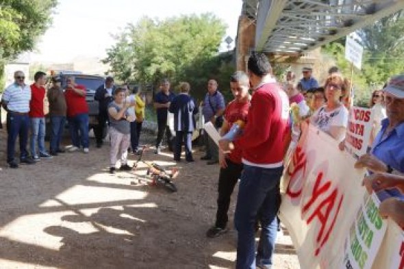 Navarrete se decanta por el paso cerca del puente de hierro para acabar con el problema que tienen los vehículos agrícolas con el tren