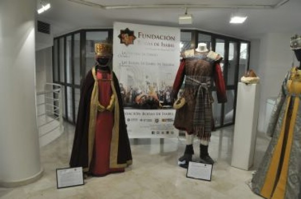 La Fundación Bodas de Isabel expone en la Cámara de Comercio algunas de sus indumentarias