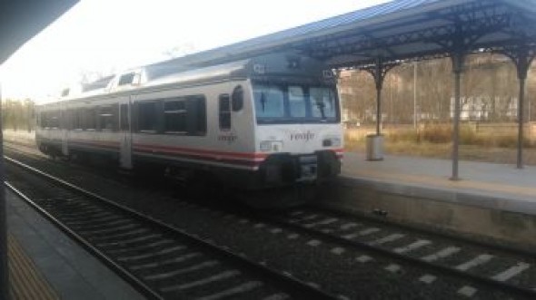 El retraso de una hora en un tren procedente de Zaragoza vuelve a provocar quejas entre los usuarios turolenses