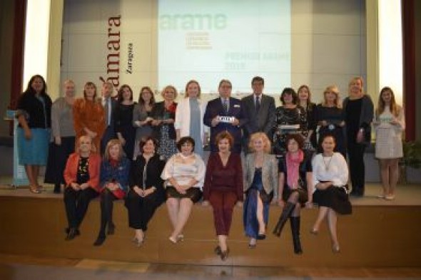 María Teresa Crivillé, propietaria de Bodegas Crial de Lledó, y Camino Ibarz, directora de Comunicación de Térvalis, premiadas por ARAME