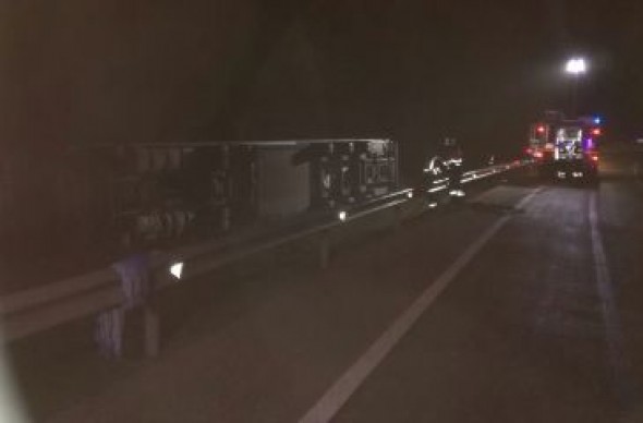 Dos heridos leves en Perales del Alfambra tras volcar un camión
