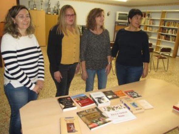 Marisa Romero, de CHA Teruel, participa en el reto de la Sala de Lectura de San Blas y dona un lote de libros