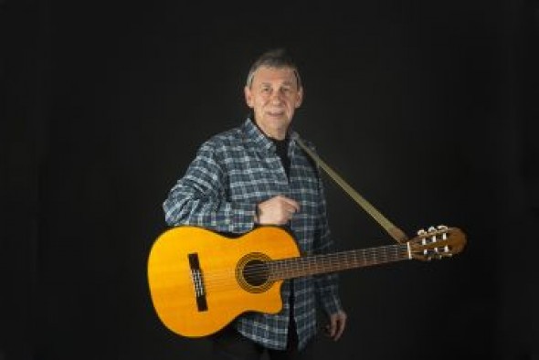 El turolense Joaquín Carbonell celebra su 50 aniversario en el escenario con un concierto en el Teatro Principal de Zaragoza