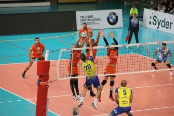 El CV Teruel vence 3-0 al Vecindario en Los Planos en la Superliga de voleibol