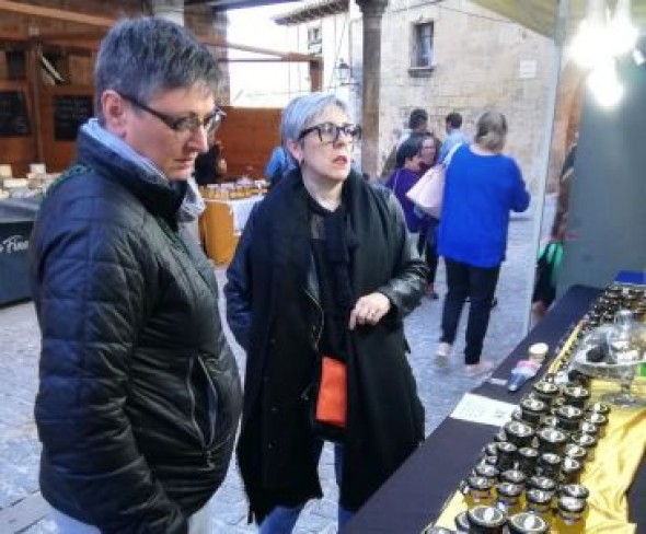 Unidas Podemos muestra su apoya al comercio de proximidad en la feria de Monroyo