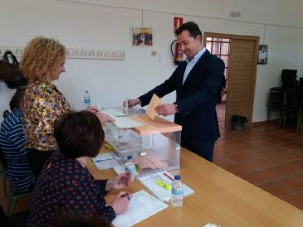 Alberto Herrero, candidato del PP, anima a los turolenses a votar