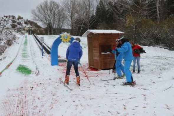 Alcalá de la Selva estrena la primera pista de esquí sintética de Aragón