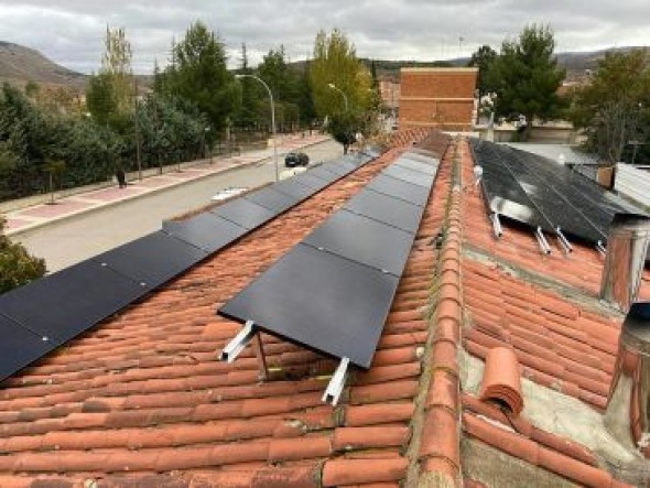 Utrillas instala placas fotovoltaicas para lograr el autoconsumo energético de la piscina climatizada municipal