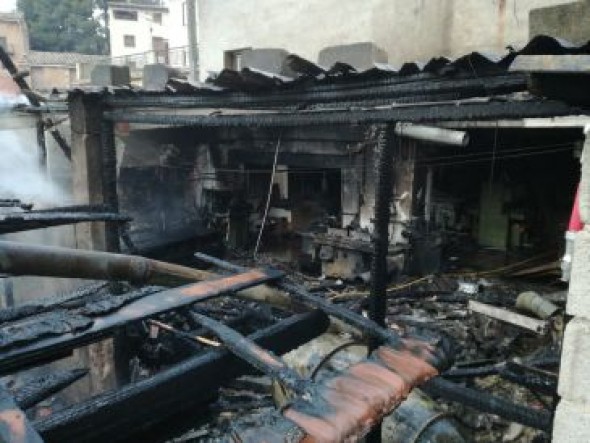 Dos personas han resultado heridas por inhalación de humos en el incendio de la carpintería de Beceite