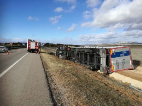 Herido leve un camionero tras volcar su vehículo a la altura de Cella