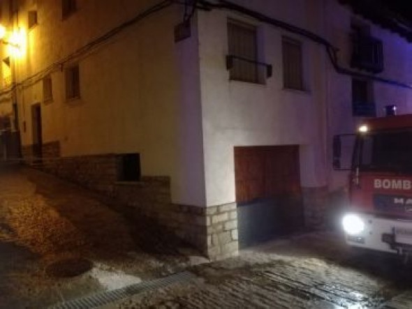 Los bomberos sofocan un incendio en una vivienda habitada de Cantavieja, aunque no hay heridos
