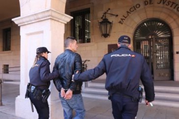 El juez envía a prisión provisional al atracador de un banco en la plaza del Torico