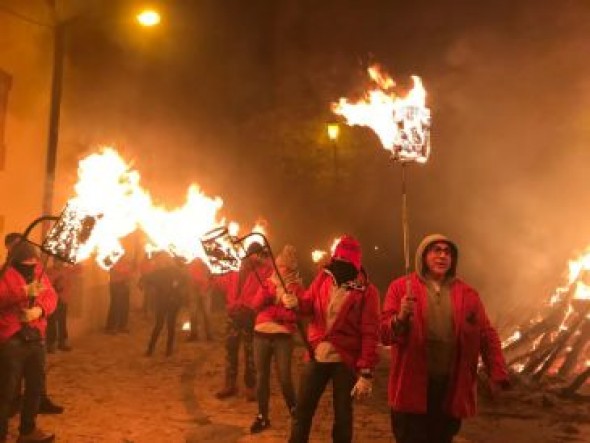 Estercuel se sumerge en la magia del fuego con su fiesta de la Encamisada