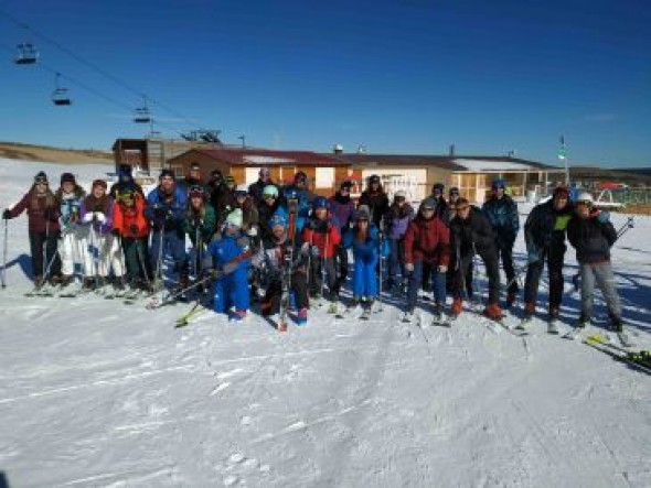 Los futuros maestros trabajan sobre esquí escolar con una práctica en Valdelinares