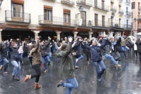 El mundo de la jota de Teruel despide emocionado a su ‘madre’ en el Torico