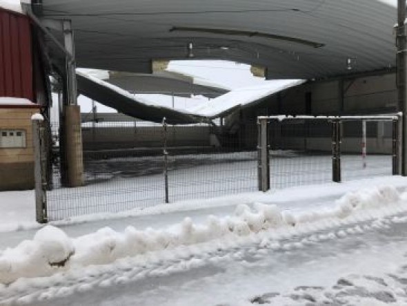 El peso de la nieve provoca el desplome de dos cubiertas de chapa en Aliaga y San Martín del Rio
