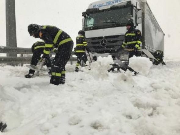 350 efectivos de la Unidad Militar de Emergencias ayudan a abrir carreteras en Teruel y Castellón