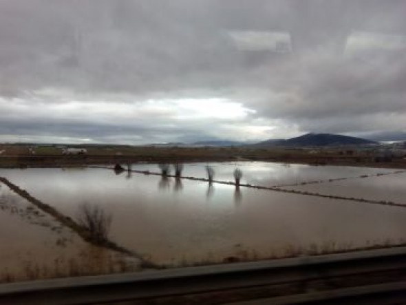 El deshielo inunda la vía del tren entre Teruel y Zaragoza a la altura de Villarreal de Huerva y obliga a cortar el servicio