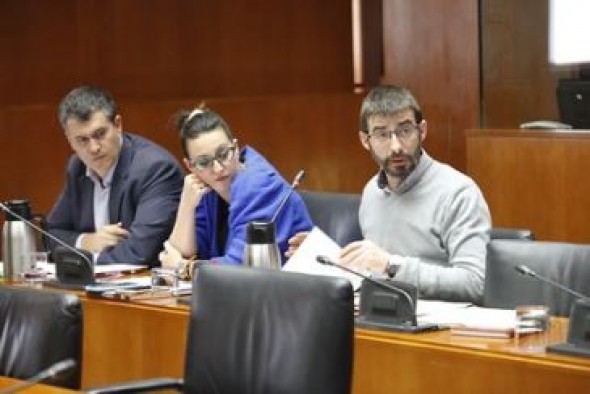 Las Cortes reivindican la paralización del cierre de taquillas en las estaciones de ferrocarril a propuesta de IU