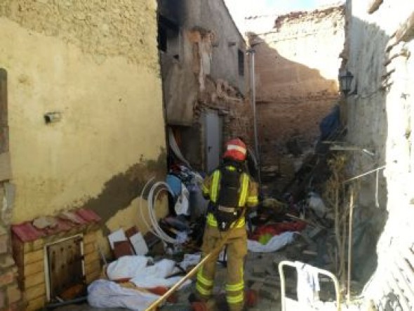 Los bomberos de la DPT del parque de Calamocha sofocan un incendio en una vivienda de Lagueruela