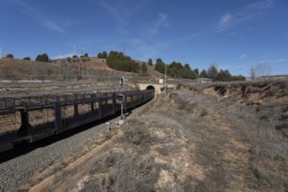 Queda abierta al tráfico la vía del tren tras un corte ocasionado por un convoy portautos en el túnel de Calamocha