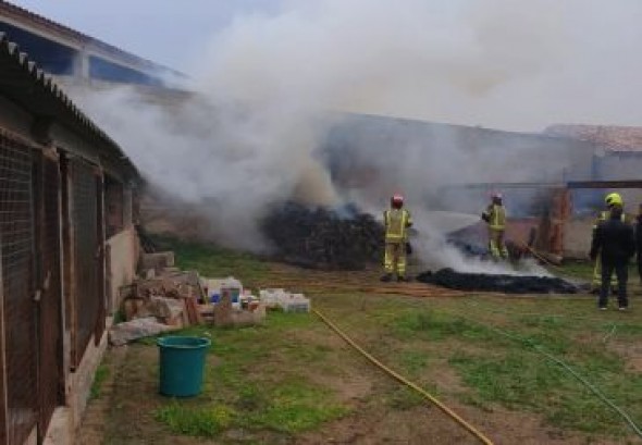 Los bomberos de la Diputación sofocan un incendio en una leñera en un polígono de Calanda
