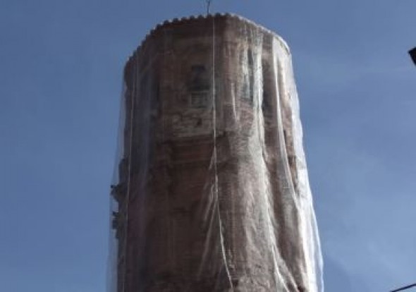 Una malla cubre la torre de la iglesia de Lechago para evitar riesgos con los desprendimientos