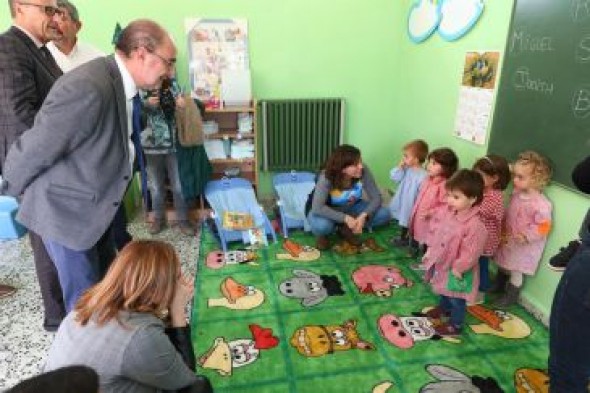 Lambán subraya en Villarquemado que la apuesta por la escuela rural y de 0 a 3 años sirve para combatir la despoblación