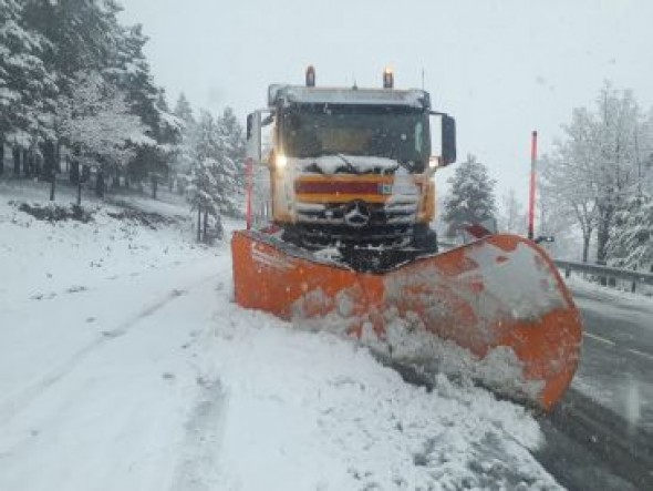 Las quitanieves de la Diputación trabajan en la zona alta de la  Sierra de Albarracín, que presenta los principales problemas