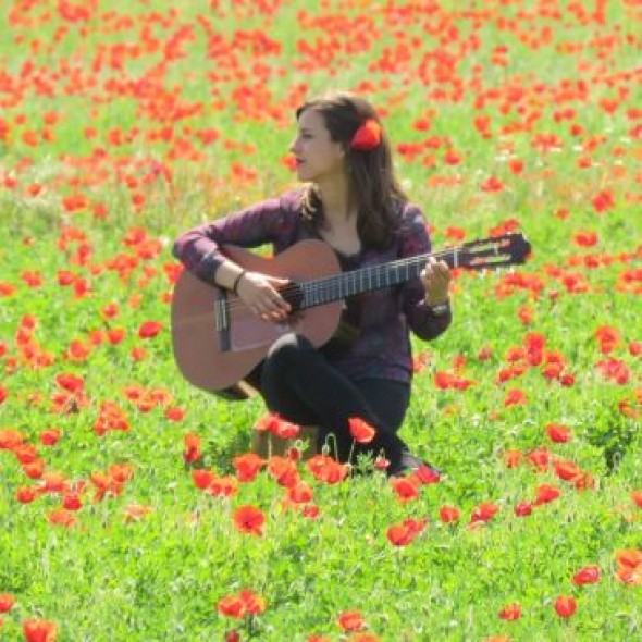 Irene Gómez Calvo, maestra de música y compositora natural de Aliaga: “Subo a Facebook una lección diaria de ciencias naturales para que los niños estudien”