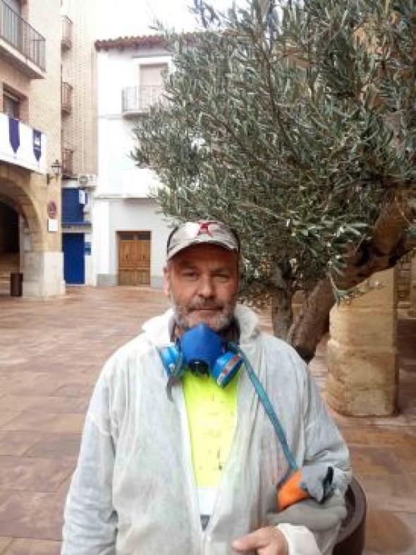 José Antonio Bernuz, coordinador de la Brigada de Limpieza de Alcorisa: “La desinfección diaria de las calles en los pueblos tranquiliza a la gente”