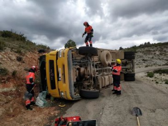 Herido un conductor al volvar su camión entre Aguaviva y Las Parras de Castellote