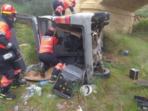 Rescatada una persona tras caer por un puente el vehículo en el que viajaba en Ariño