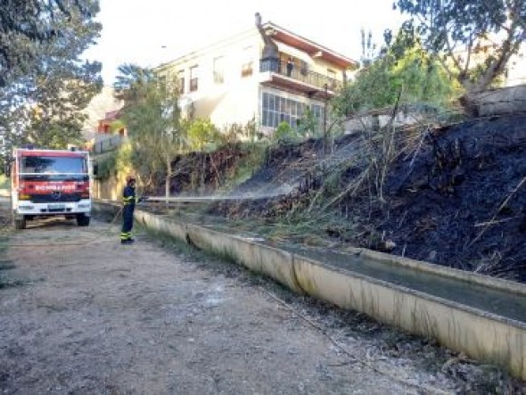 Incendio de 1.000 metros cuadrados de vegetación en Castelserás