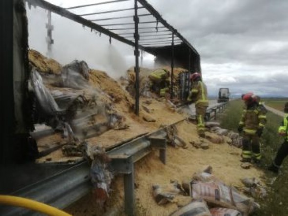 La A-23, cortada en Villarquemado por el incendio de un camión