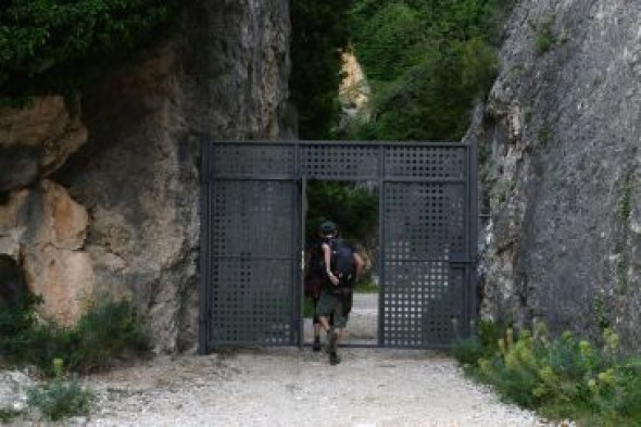 Campaña de firmas para que se retire la puerta metálica en el acceso al espacio natural de El Parrisal de Beceite