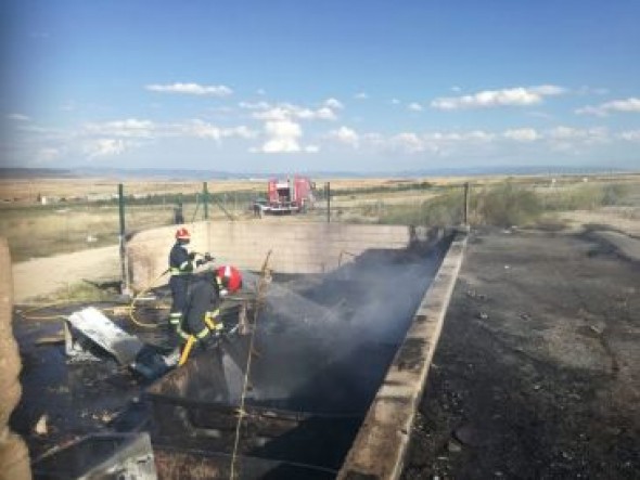 Un incendio en el Punto Limpio de Cella afecta a cuatro contenedores y una pequeña nave