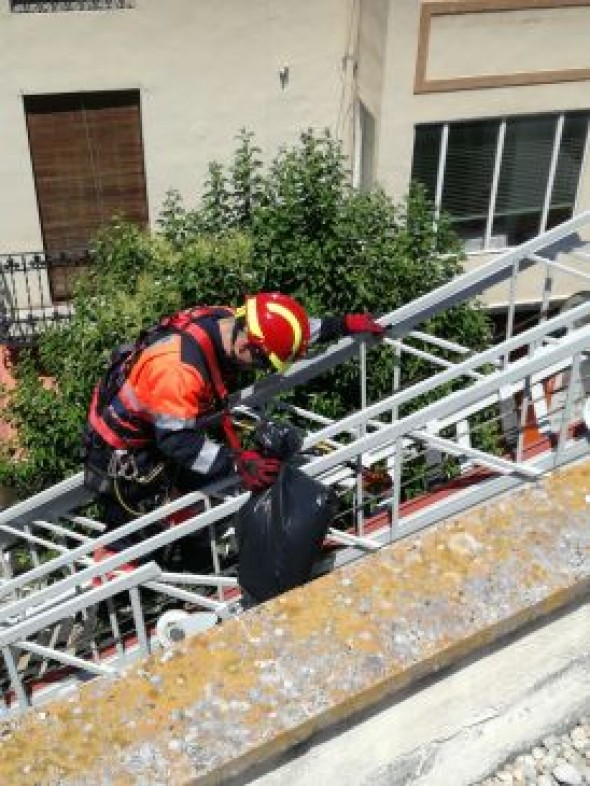 Los Bomberos de la Diputación de Teruel consolidan un nido de cigüeñas en la iglesia de Santa María de Alcañiz