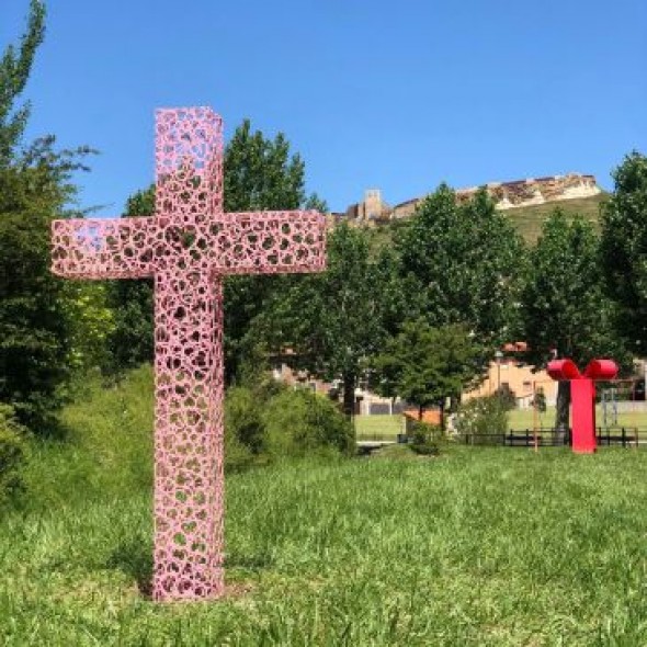 El parque escultórico de Cedrillas ya expone su cuarta obra: una cruz que emana amor, obra de Gene Martín