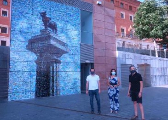 Un gran mural con la imagen del Torico realizado con más de 1.800 fotografías preside la Glorieta