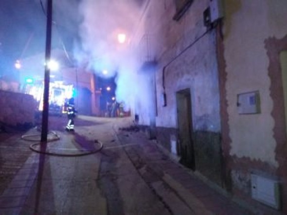 Los bomberos sofocan el incendio de una vivienda habitada en Ariño