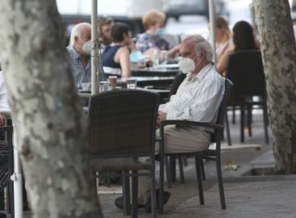 Los nuevos casos en España suben a 2.128 y Sanidad añade 5.000 positivos a la cifra total