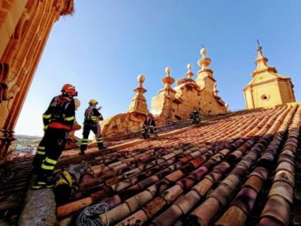 Los bomberos de la DPT terminan los trabajos de retirada de nidos peligrosos en la iglesia de Santa María de Alcañiz