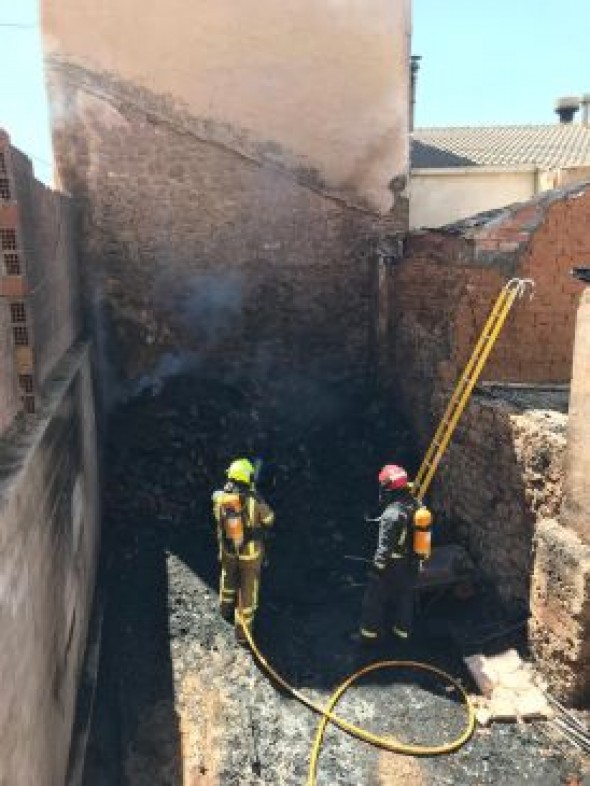 Los bomberos del Parque de Alcañiz apagan un incendio en un solar que acumulaba leña en Híjar