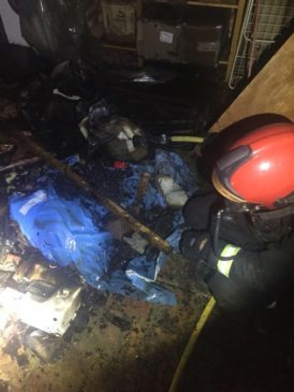 Los bomberos sofocan un peligroso incendio en una vivienda habitada de Rubielos de Mora
