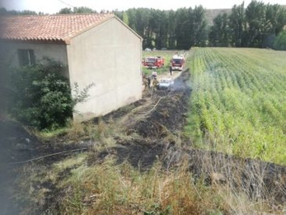 Los bomberos de la DPT sofocan el incendio de un coche en la vega de San Blas