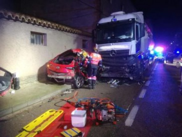 Dos heridos graves tras empotrarse contra un camión aparcado en Villarquemado