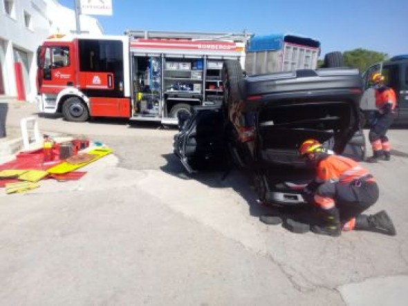 Los bomberos excarcelan a una persona atrapada en un accidente de tráfico en La Puebla de Híjar
